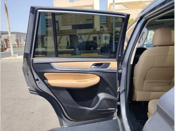 Car image 14