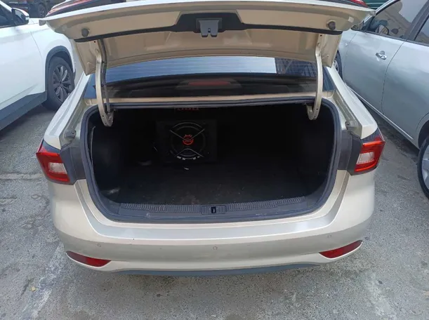 Car image 19