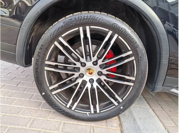 Car image 9