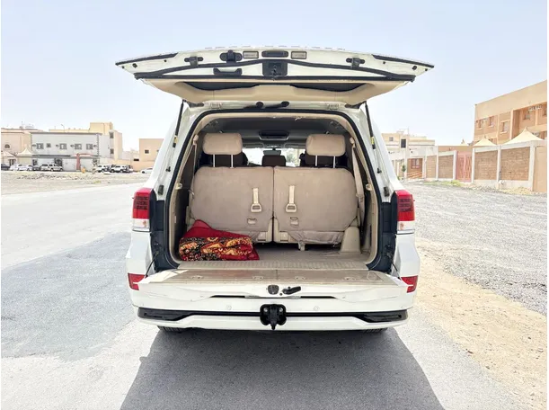 Car image 24