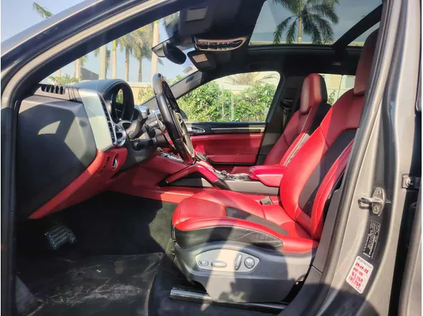 Car image 14