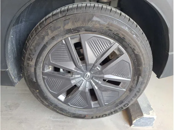 Car image 9
