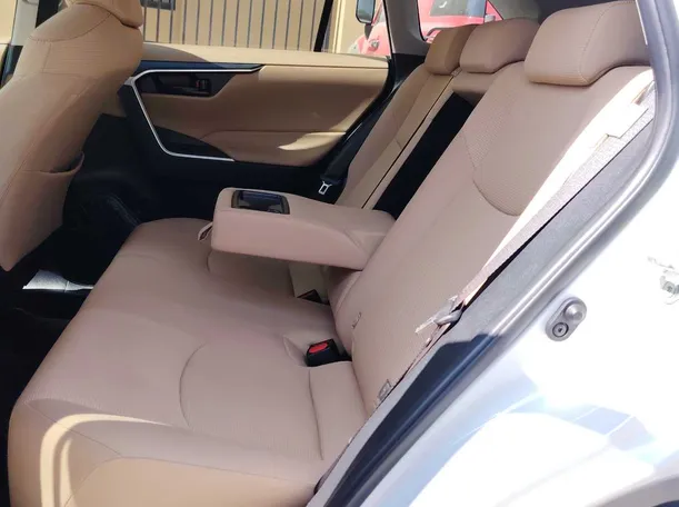 Car image 14