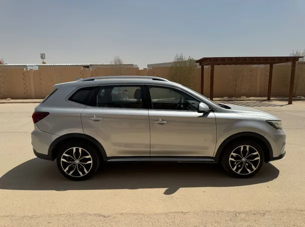 Car image 4