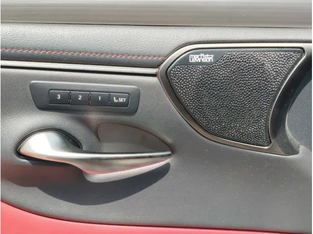 Car image 32