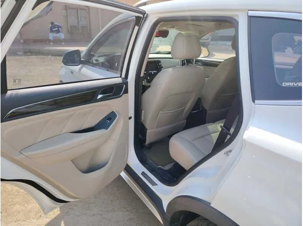 Car image 17