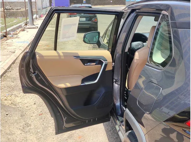 Car image 14