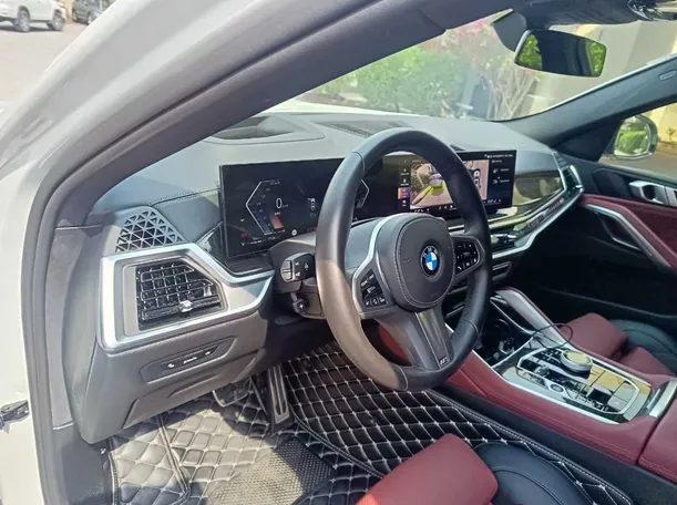 Car image 12