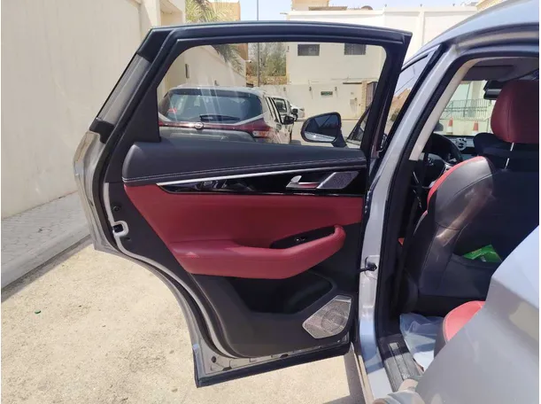 Car image 15
