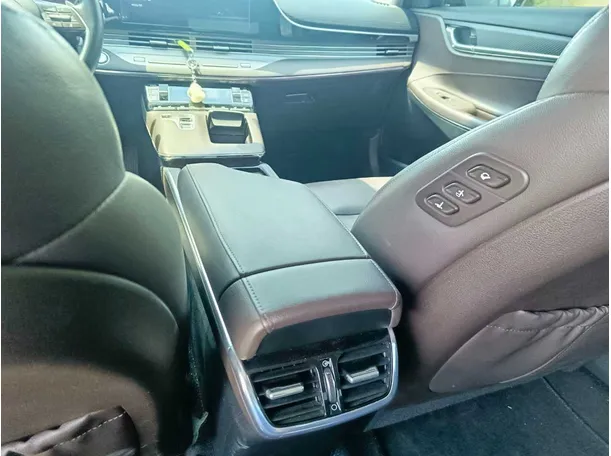 Car image 30