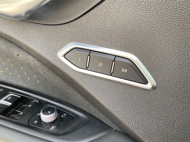 Car image 28