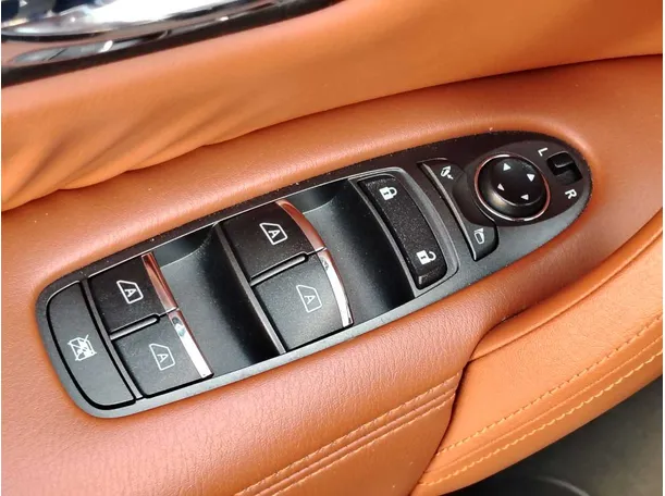 Car image 30