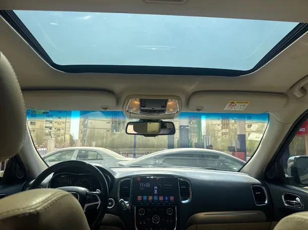Car image 14