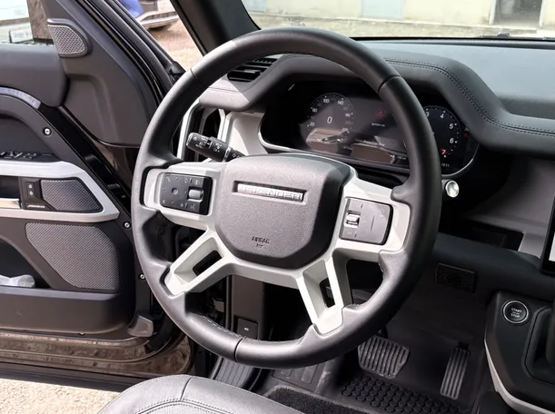Car image 19
