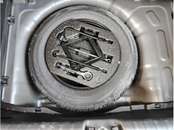 Car image 25