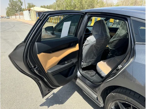 Car image 11