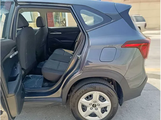Car image 17