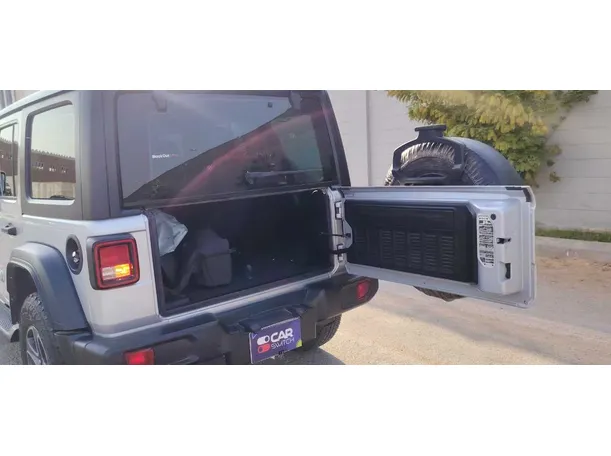 Car image 20