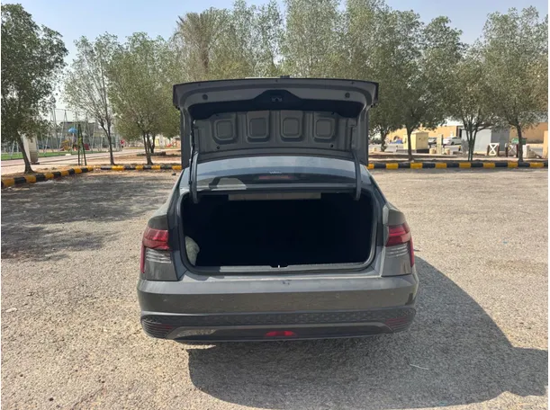 Car image 19
