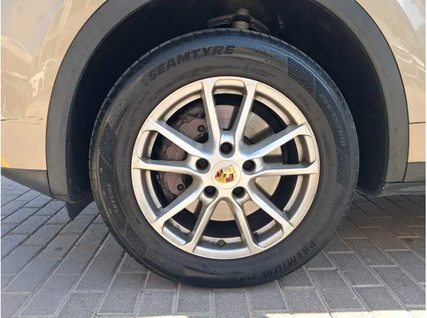 Car image 9