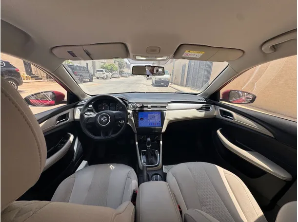 Car image 14