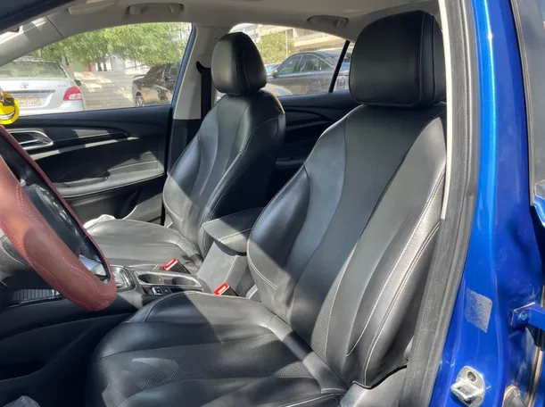 Car image 12
