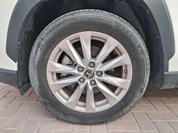 Car image 9