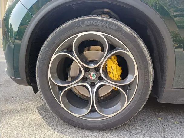 Car image 9