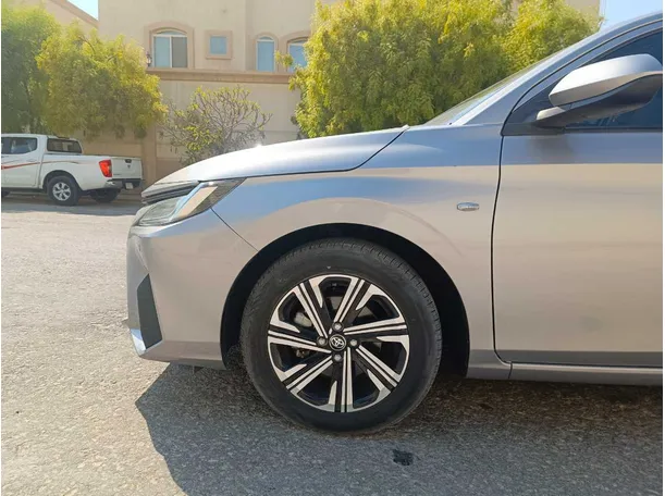 Car image 9