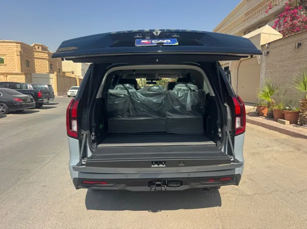 Car image 19