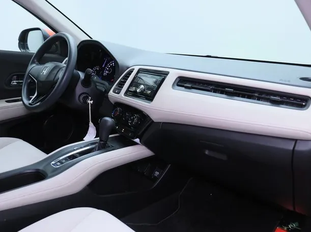 Car image 10