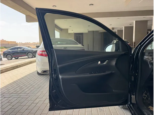 Car image 10
