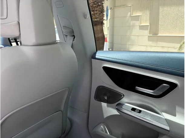 Car image 30