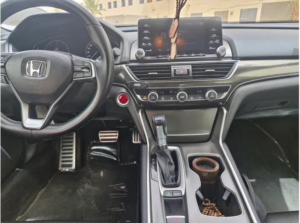 Car image 18