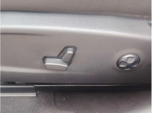 Car image 32