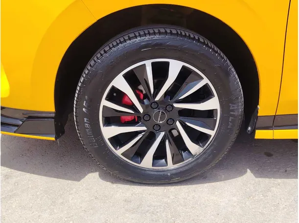 Car image 9