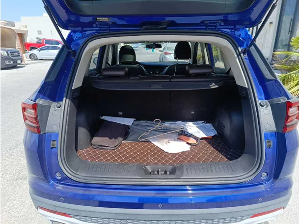 Car image 26