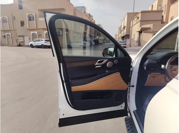 Car image 10