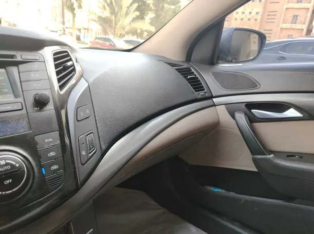 Car image 25