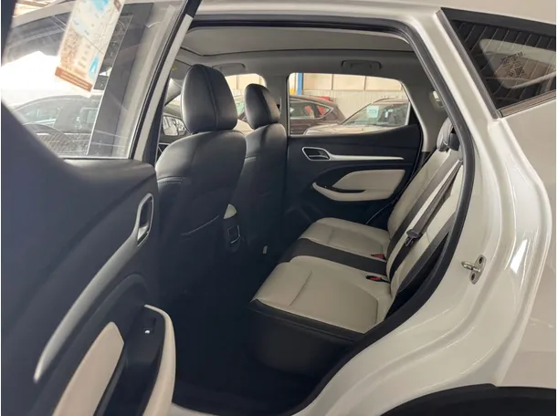 Car image 14