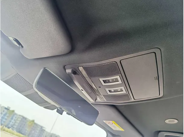 Car image 32