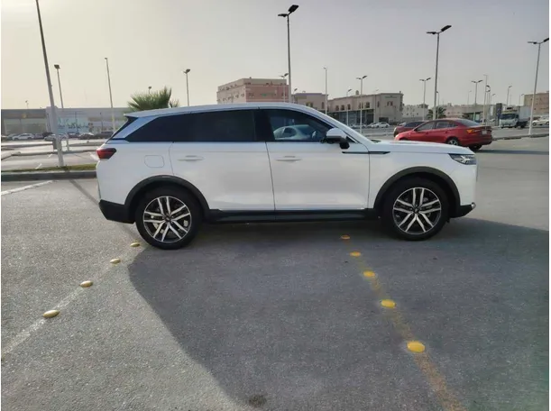 Car image 4