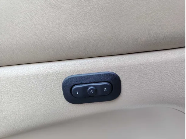 Car image 32