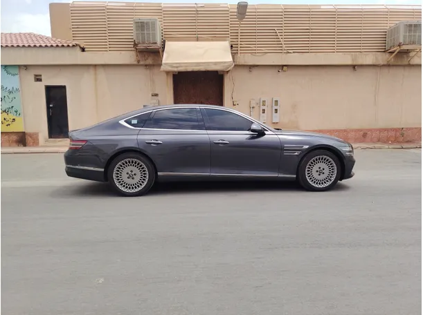 Car image 4