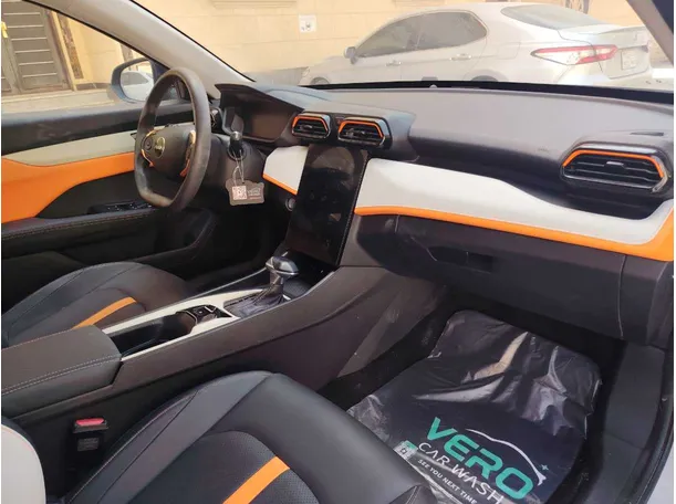 Car image 14
