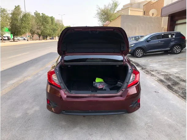 Car image 18