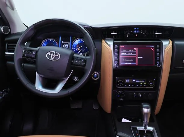 Car image 15