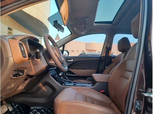 Car image 12