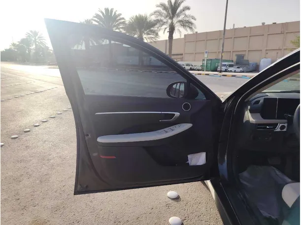 Car image 11