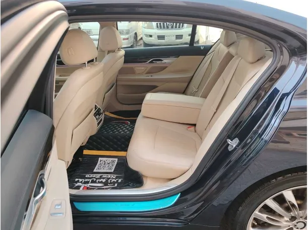 Car image 18
